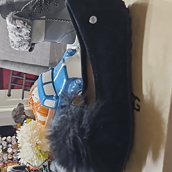 Black ugg slides with pom poms brand new never worn woman size 7 shoe - Picture 7 of 10